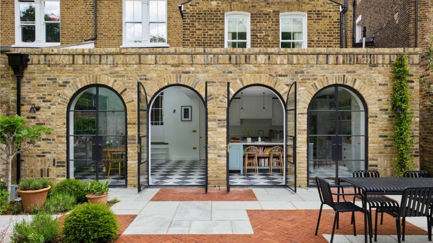 Crescent Way RAL9004