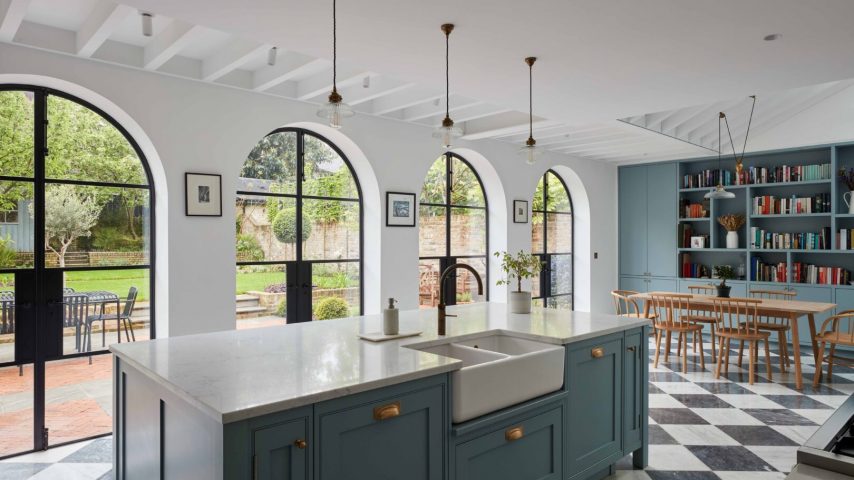 Crescent Way - RAL9004